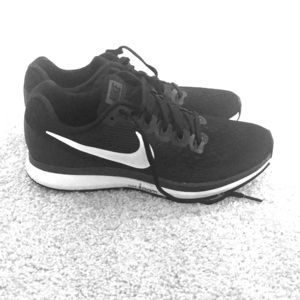 NWOT Women’s Nike Running Shoes (size 9)